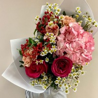 Авторский букет с гортензией, розами и ромашками