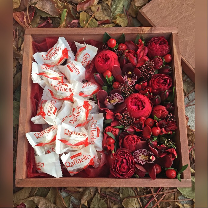 Коробка с цветами и конфетами Raffaello