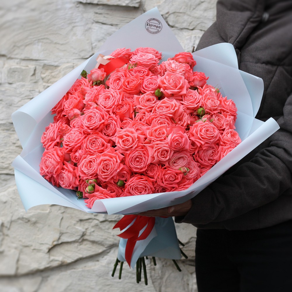 Купить розы в москве с доставкой дешево. Коралловые кустовые розы. Коралловые розы букет. Букет роз кораллового цвета. Кустовые розы кораллового цвета.
