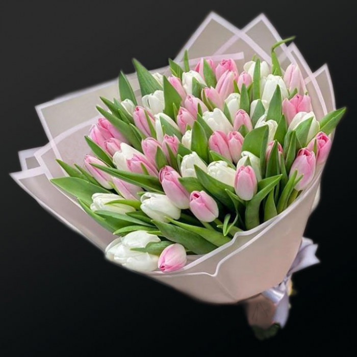 Букет бело-розовых тюльпанов