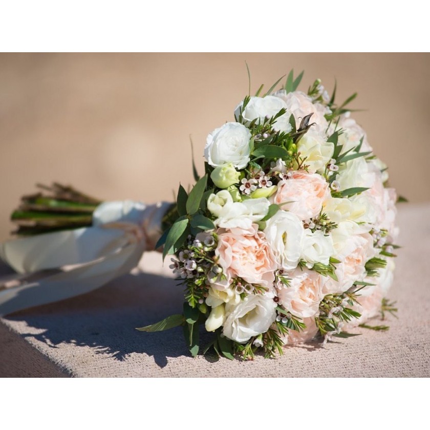 Персиково-белый букет невесты
