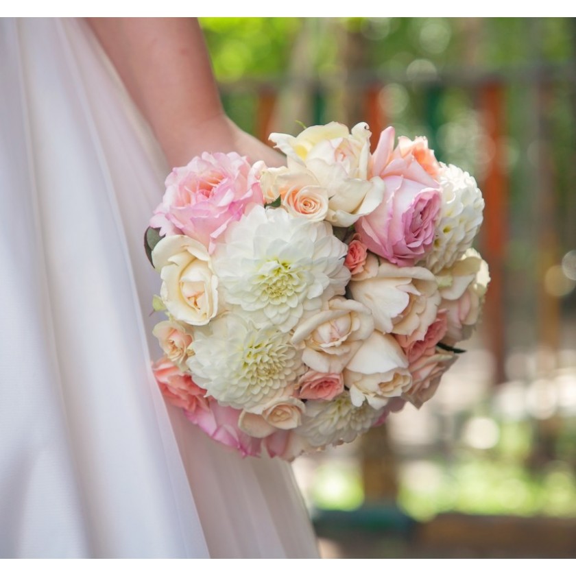 Нежный букет невесты с пионовидной розой