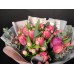Букет тюльпаны с гиперикумом и пионовидной кустовой розой